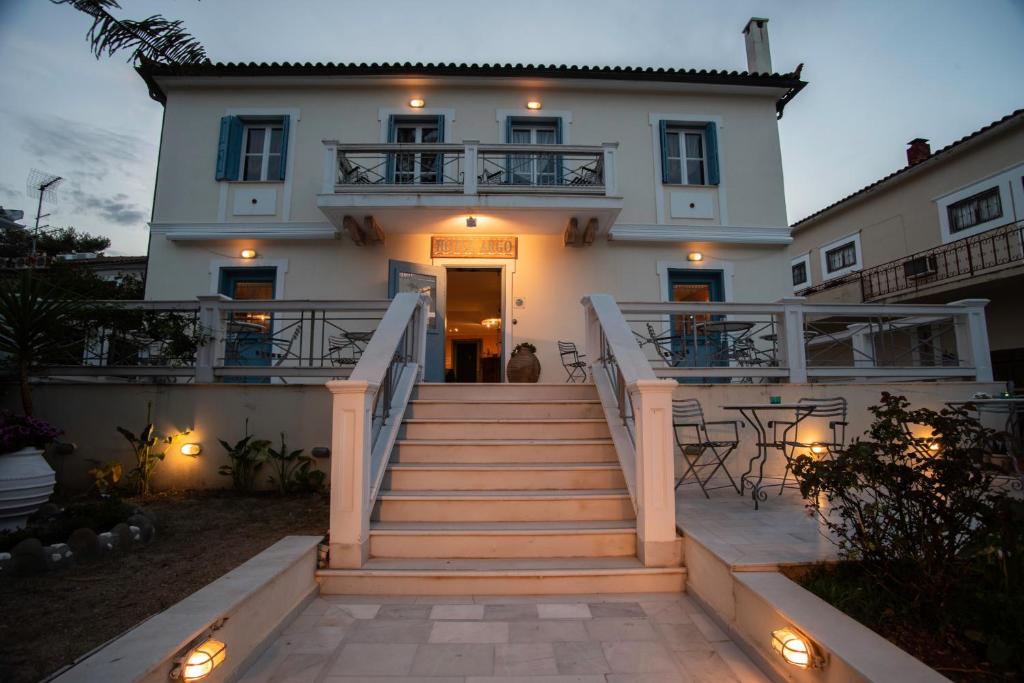 加拉希德松Hotel Argo的一座白色的大房子,设有通往房子的楼梯