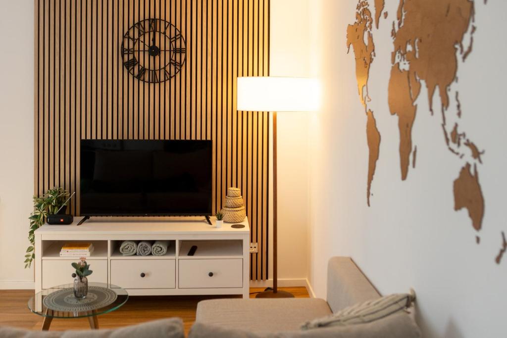魏尔堡Gemütliches Apartment erstes OG NEU的客厅设有壁挂式平面电视。