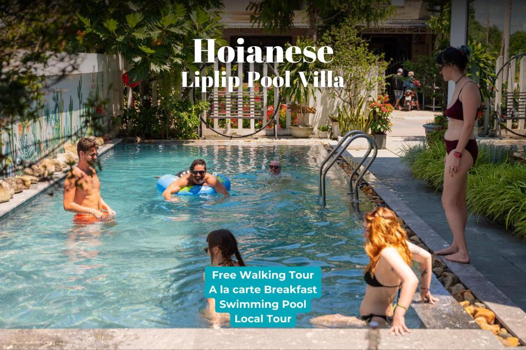 会安Hoianese Hotel - Lip Lip Pool Villa的一群人在游泳池里