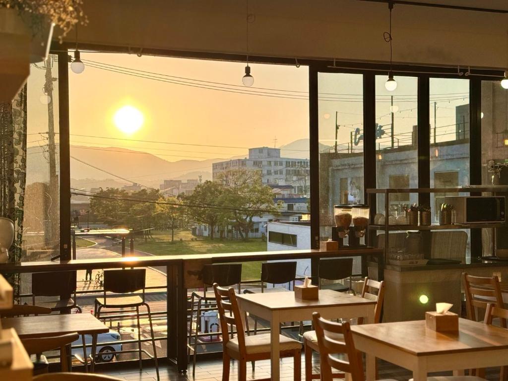 庆州Gyeongju BonghwangMansion的一间设有桌椅的餐厅,享有城市美景