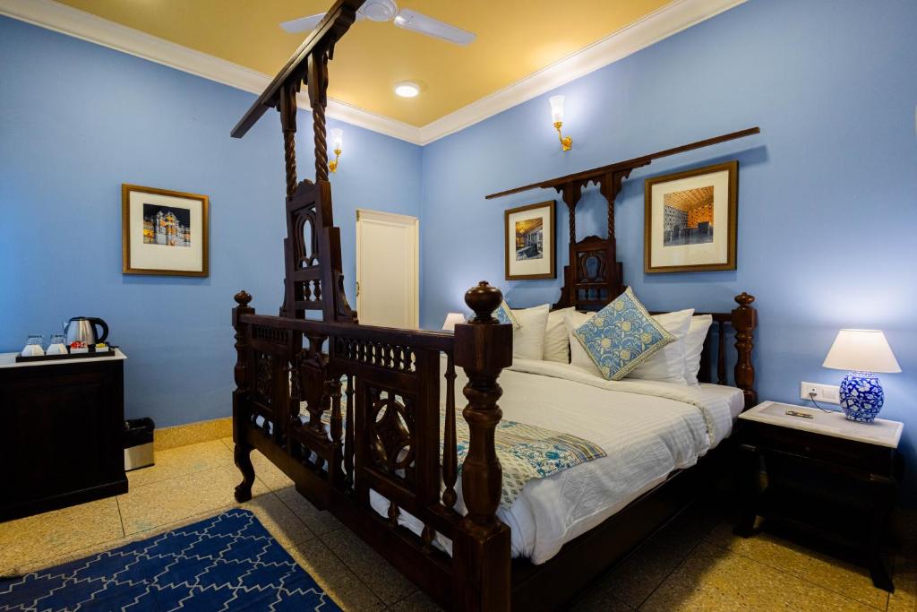 斋浦尔Sheel Mahal- Near Hawa Mahal的一间卧室配有一张带蓝色墙壁的大床