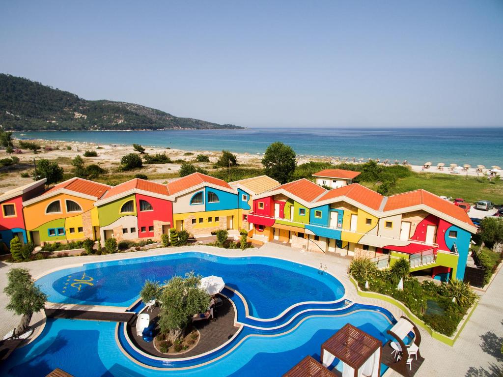 克里斯阿穆迪亚亚历山大黄金精品酒店（仅限成人）的享有带游泳池的度假村的空中景致