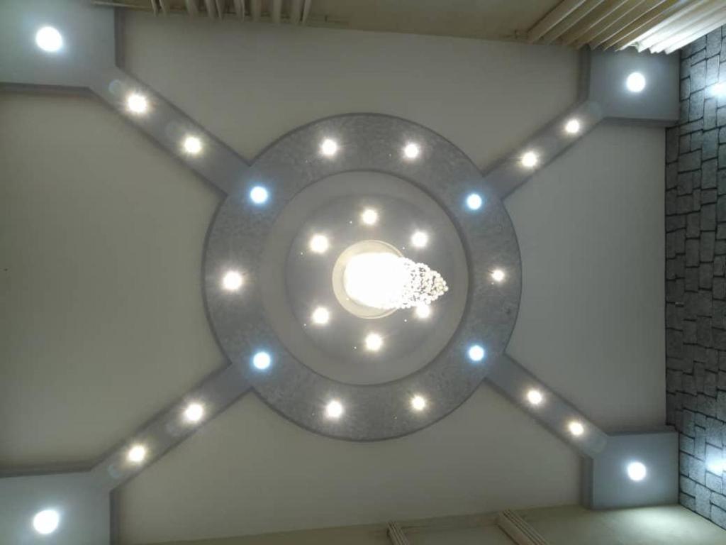 科托努Villa meublé的一间天花板和灯的房间