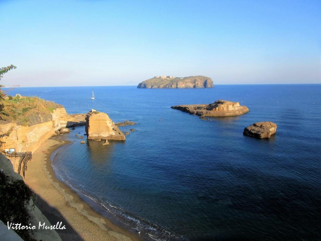 文托泰内Mareluna Casa Del Mare的享有海滩的空中景色,在水中岩石