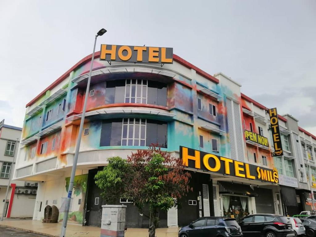 莎阿南Smile Hotel Shah Alam ICity的街道上拥有丰富多彩外观的酒店