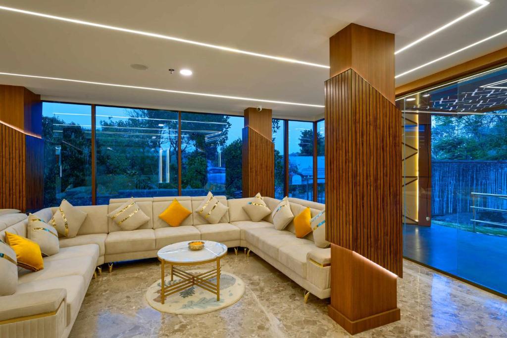 提喀迪Serene Horizon的客厅配有沙发和桌子