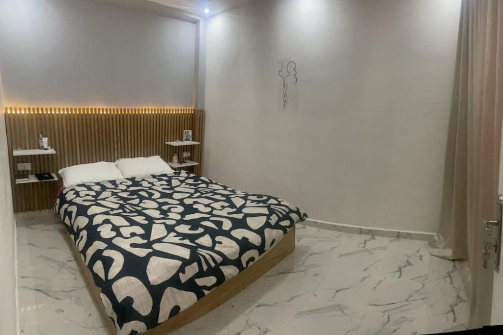 达赫拉Havre de Douceur Maison Cosy Confort et Style的一间卧室配有一张带黑白毯子的床
