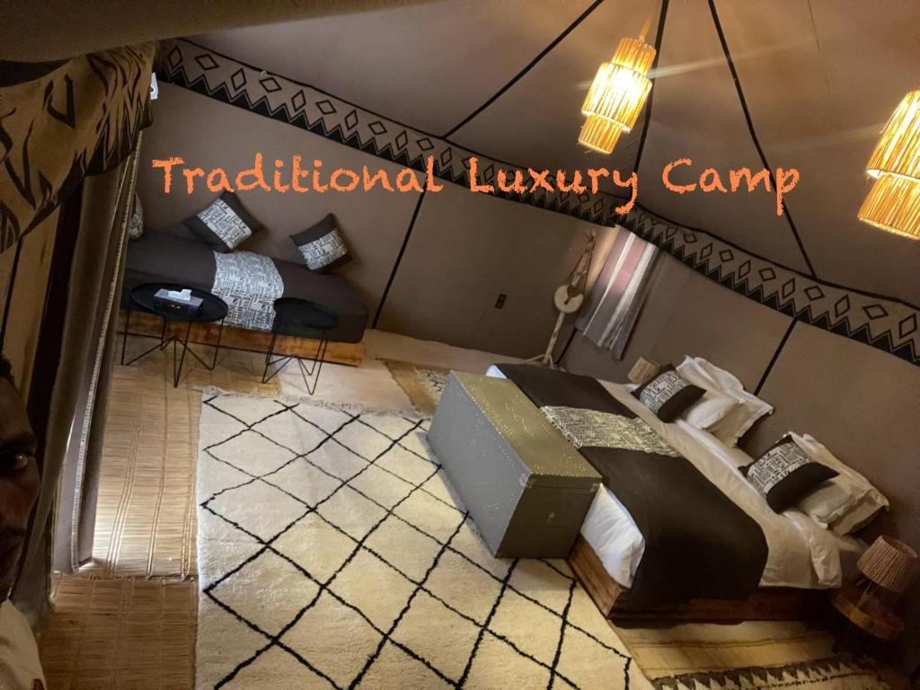 AdrouineTraditional Luxury Camp的客房设有两张床,并标有阅读传统豪华营地的标志