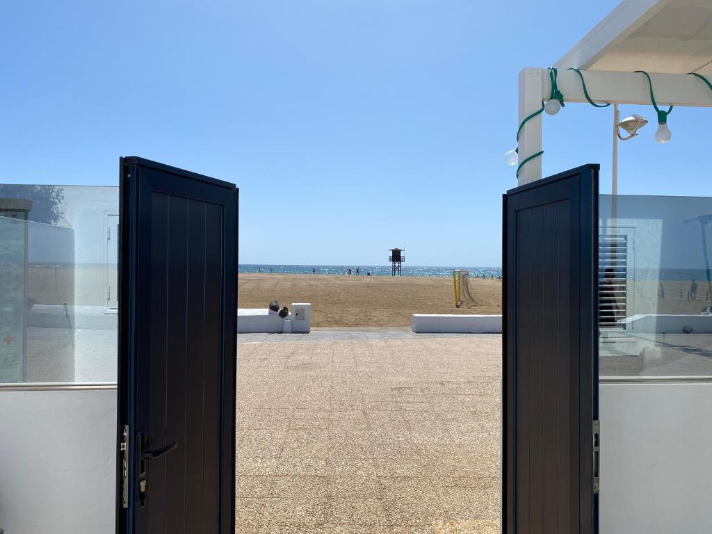 宏达海滩Playa Honda primera línea的两扇门享有海滩美景