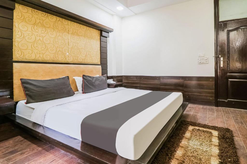 古尔冈Collection O Hotel Radiant Inn的卧室配有一张白色大床