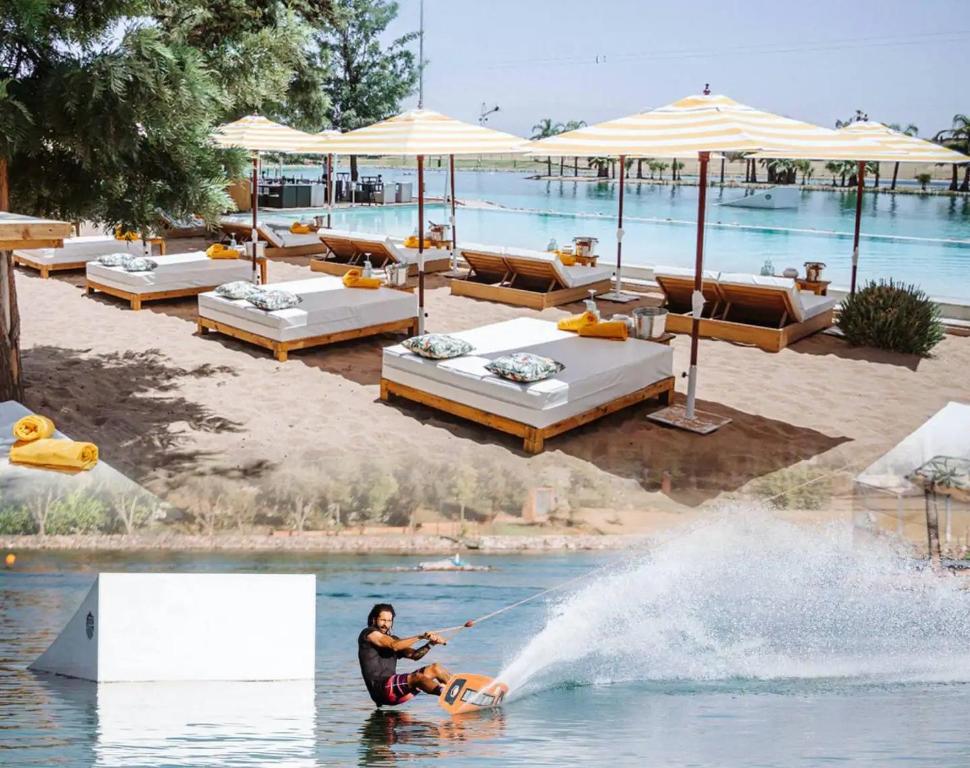 马拉喀什Exquisite Luxury Villa Golf的水板上的人