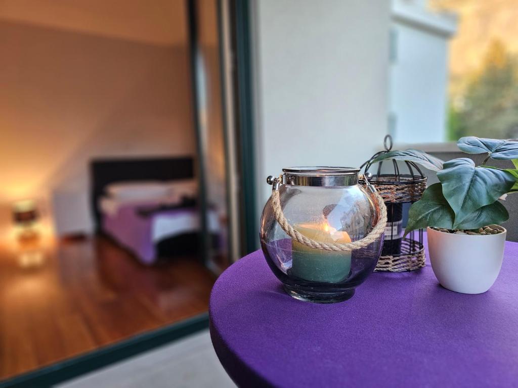 马卡尔斯卡Sweet suite的紫色桌子上玻璃瓶里的蜡烛