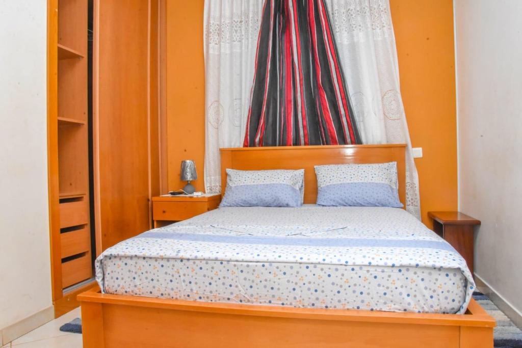 普拉亚Hot belvedere的一间卧室配有一张带两个枕头的木床