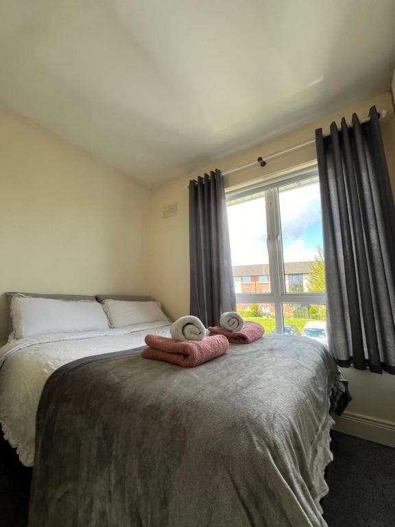 索兹Ensuite near Dublin Airport的一间卧室配有一张床,上面有两条毛巾