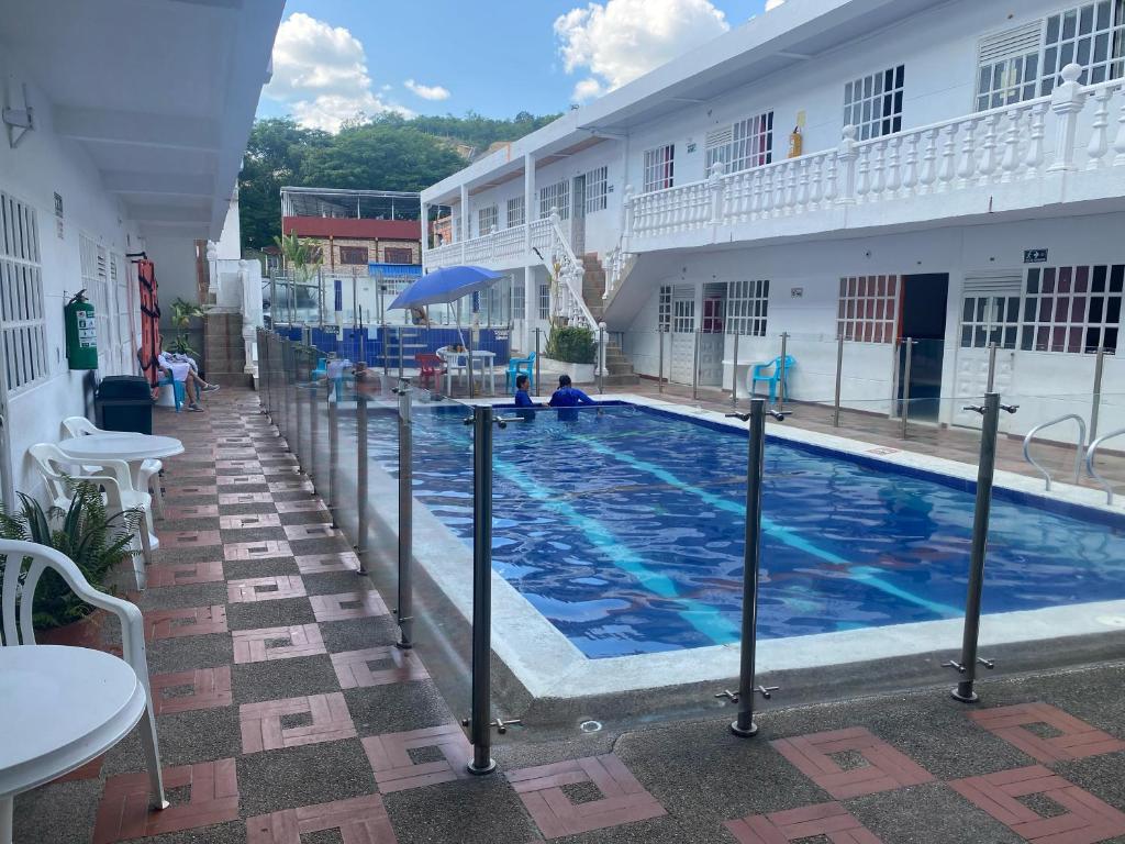 梅尔加Hotel san Jorge的一座建筑物中央的游泳池