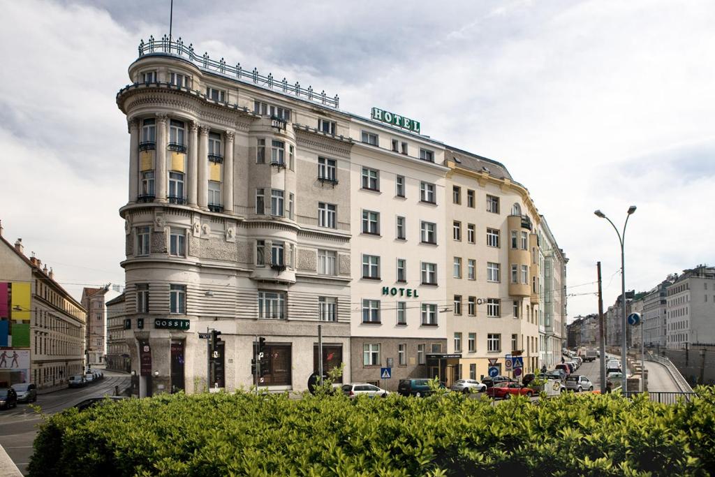 维也纳戈登斯宾酒店 的一条有汽车的城市街道上白色的大建筑