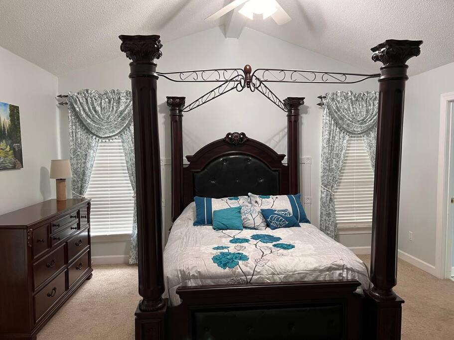 格林斯伯勒Copeland Get-a-Way的一间卧室配有一张带蓝色枕头的天蓬床