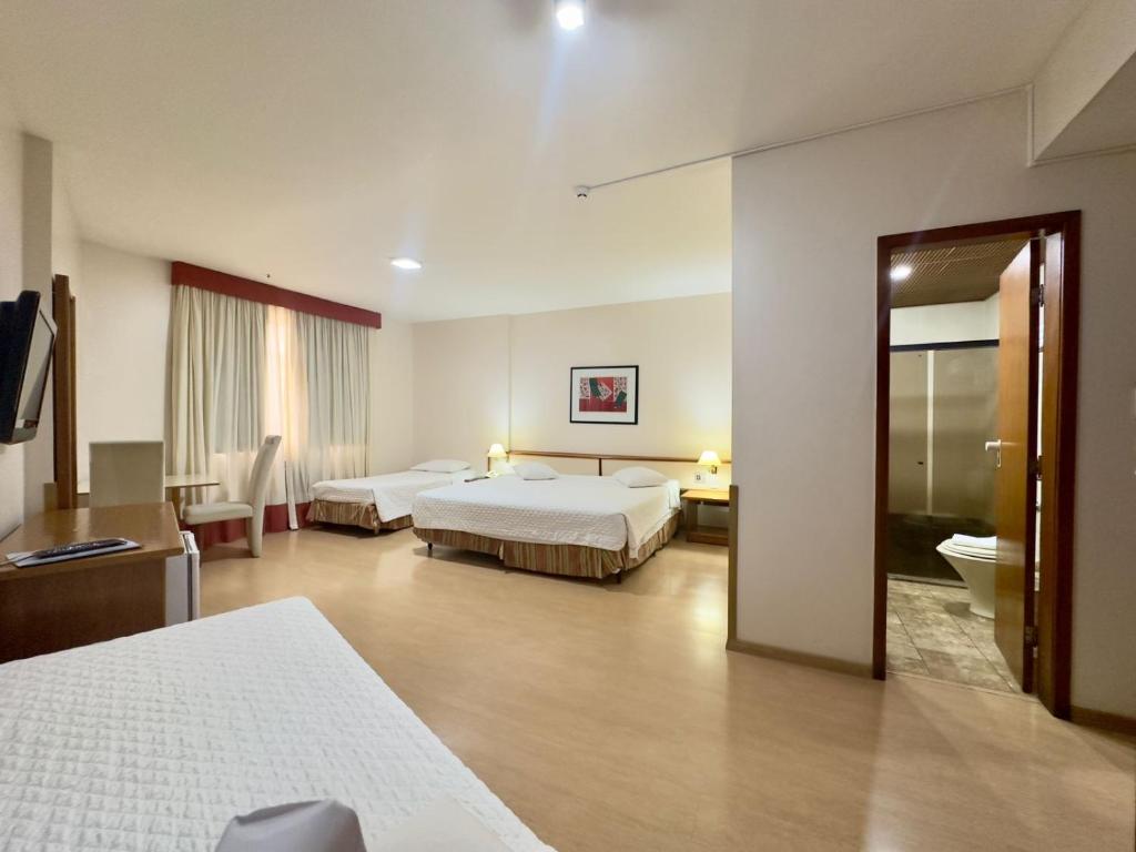 尤西德福拉César Park Hotel的酒店客房带两张床和一间浴室