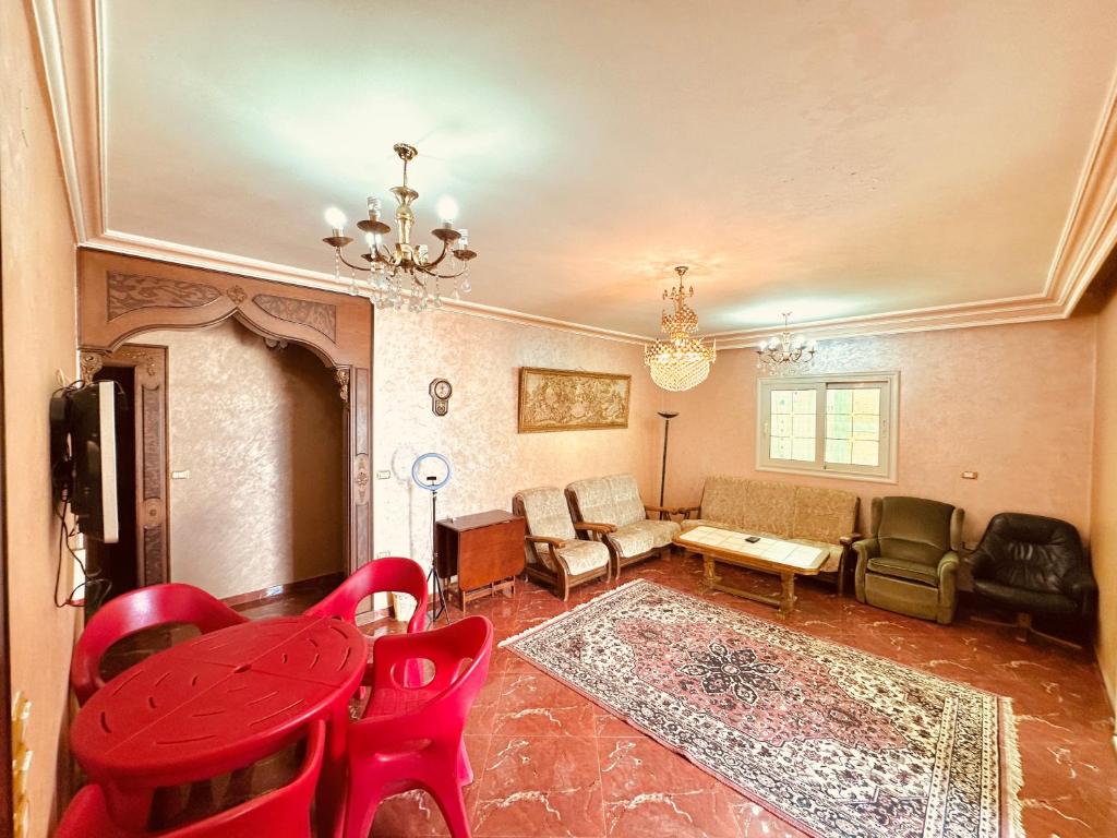Maḩallat al BurjLuxury 5 star apartment with rooftop, security的客厅配有红色的桌子和椅子
