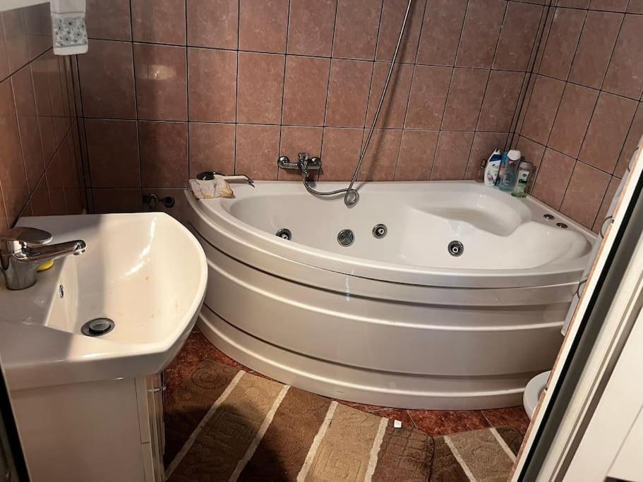 克卢日-纳波卡Central Apartment - Book Now的浴室配有白色浴缸和水槽