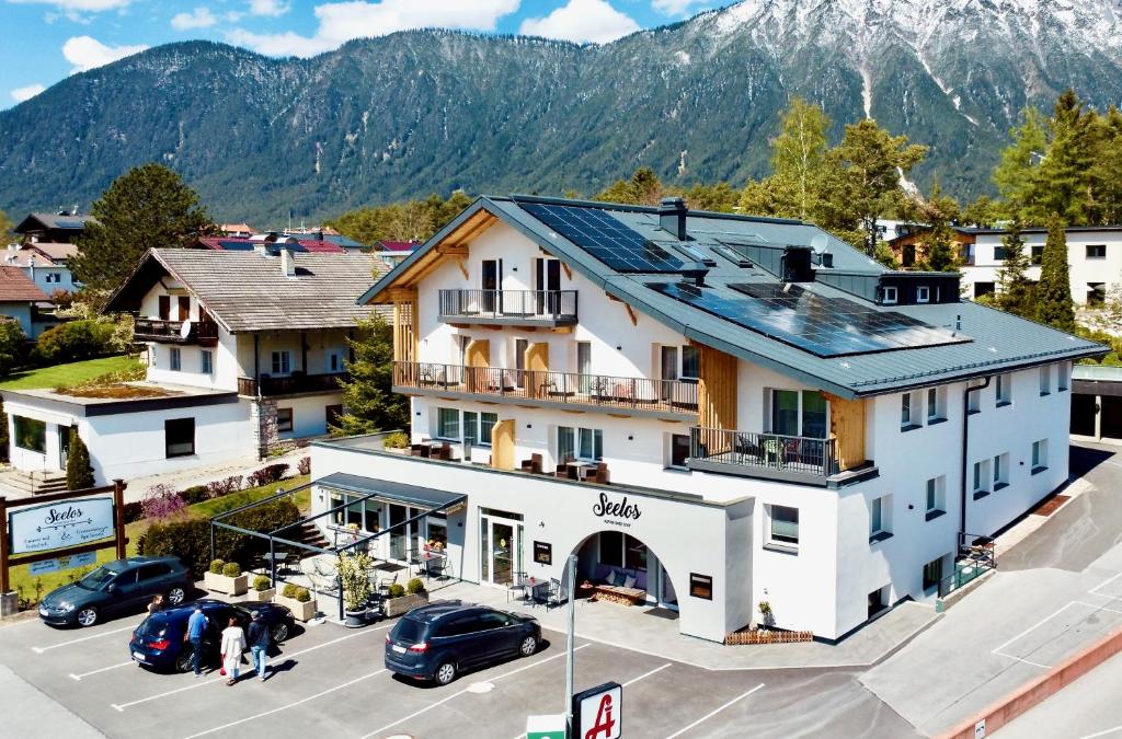 米明Seelos - Alpine Easy Stay - Bed & Breakfast的享有酒店空中景色,以山脉为背景