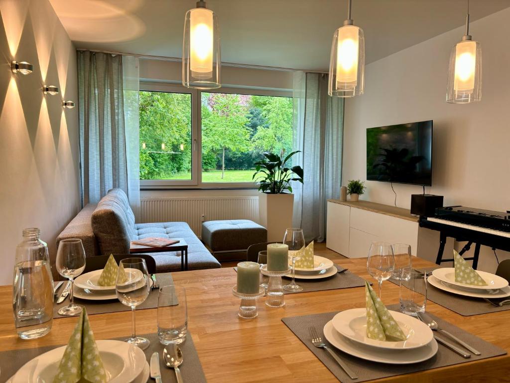慕尼黑Leo‘s MUNICH Apartment的客厅配有桌子和钢琴