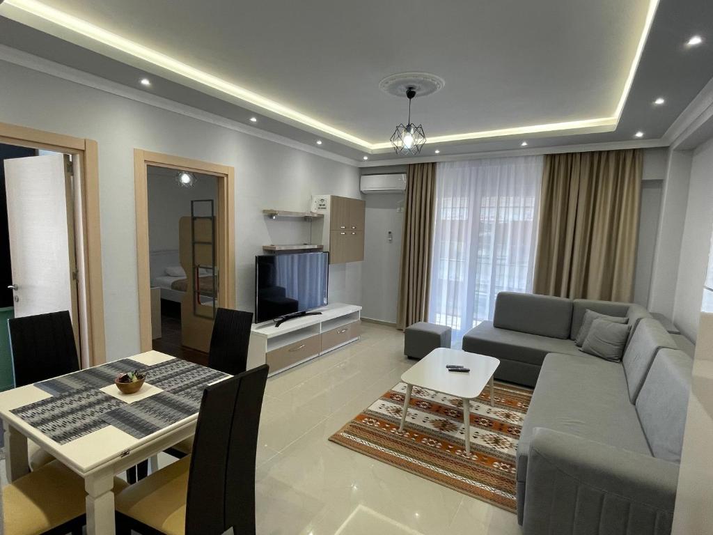 维利波吉Fishta Apartment Q6 37的客厅配有沙发和桌子