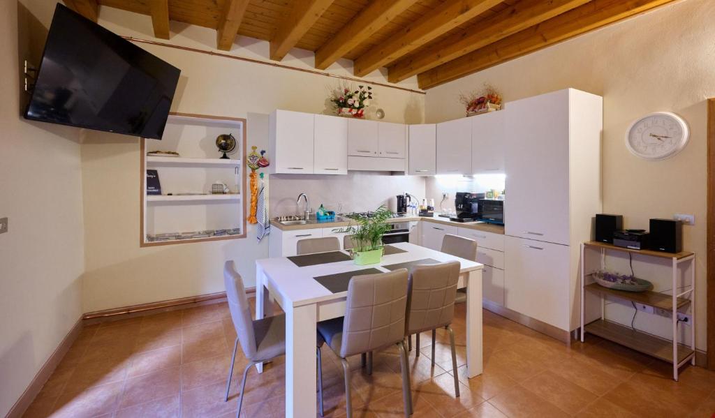 曼德洛德拉廖CAV MOTTENO的厨房配有白色的桌椅