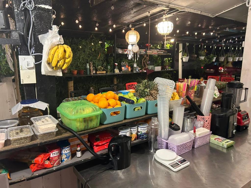 珍南海滩MIMPIMOON Bunk Beds & Home的装有一大堆水果和蔬菜的柜台