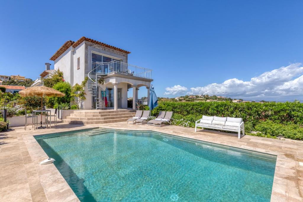 弗雷瑞斯Stunning Cote d'Azur Villa - Rives d'Or的一座带游泳池和房子的别墅