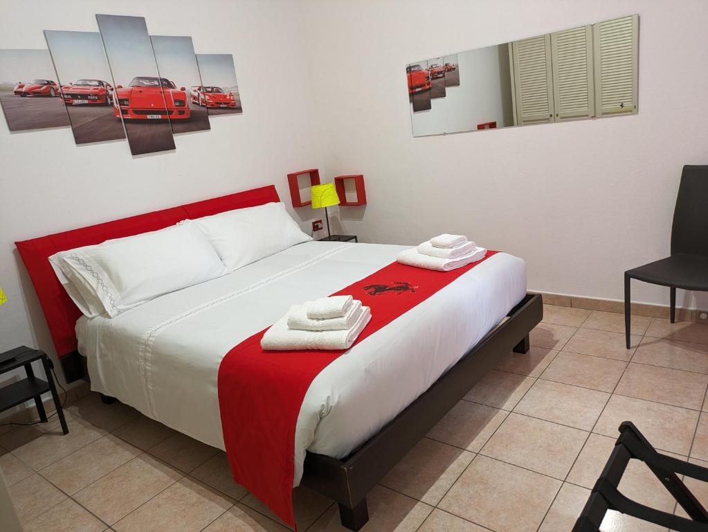 BrusimpianoIl Cavallino, sul lago Ceresio的一间卧室配有一张带红白毯子的床