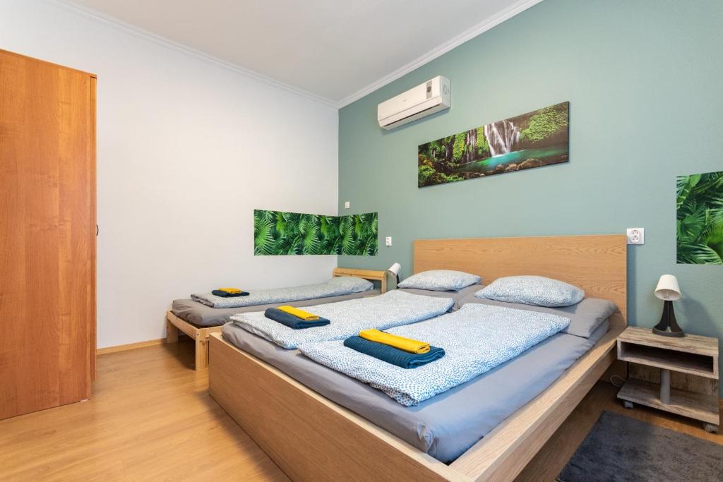 布达佩斯K52 Apartment Budapest的蓝色墙壁客房的两张床