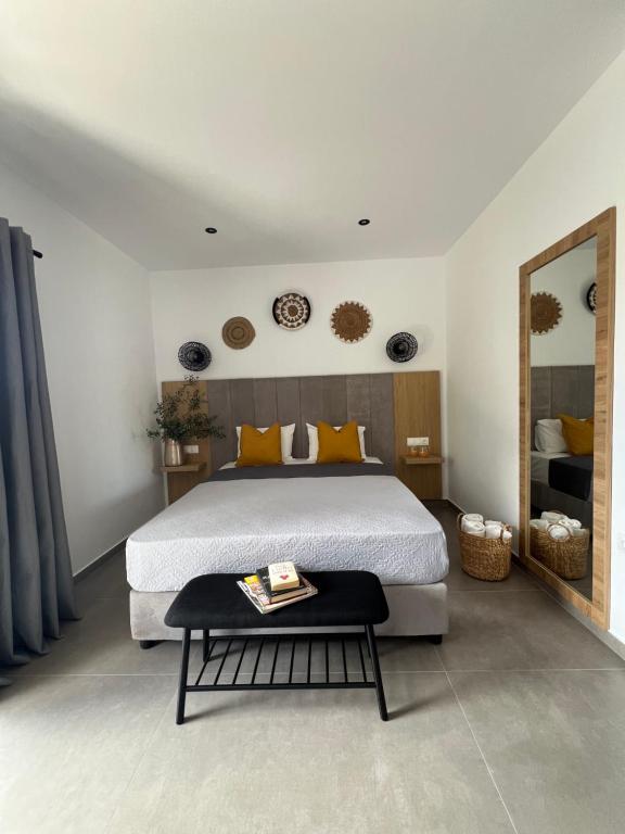 斯基亚索斯镇Cactus的一间卧室配有一张床和一面大镜子