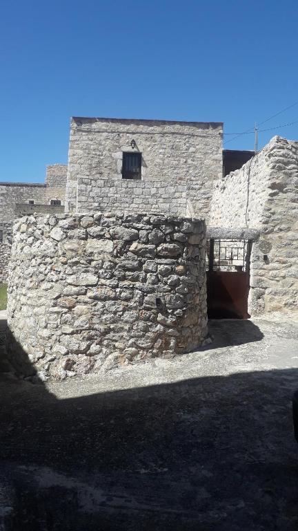 KoítaΠέτρινο σπίτι-Stone house的建筑前有门的石墙