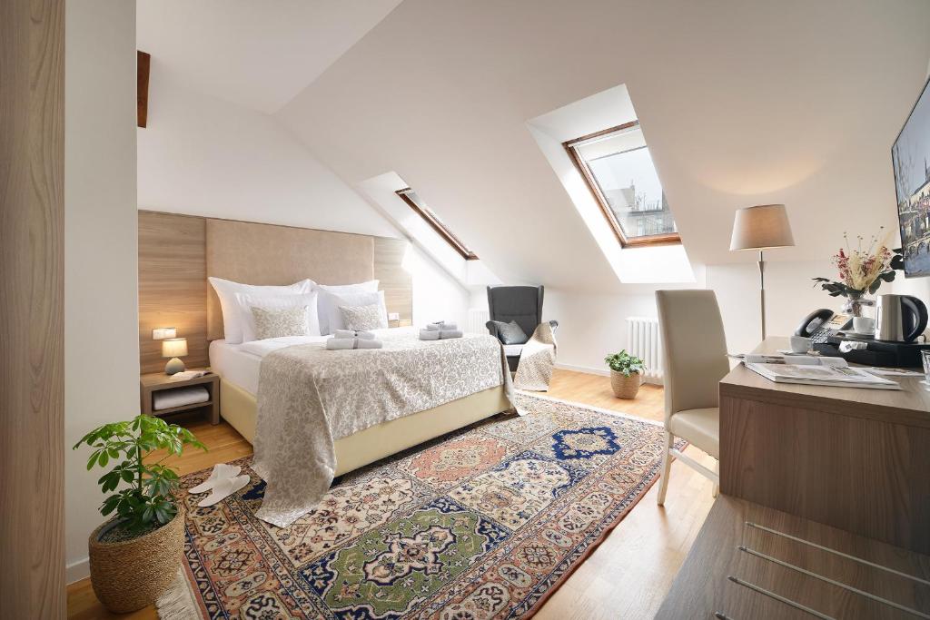 布拉格布拉格老城公寓 的卧室配有一张特大号床和地毯