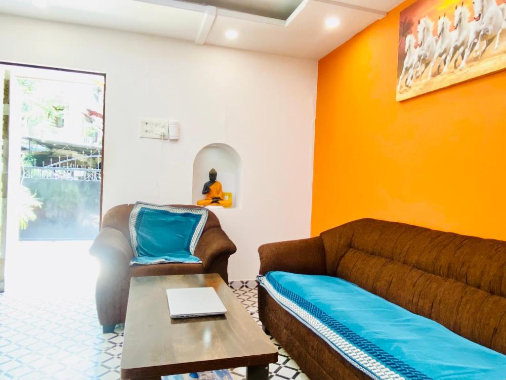 浦那Separate 2 AC Rooms Kalyani Nagar Near Pune Airport Osho Garden WTC的客厅配有沙发和桌子