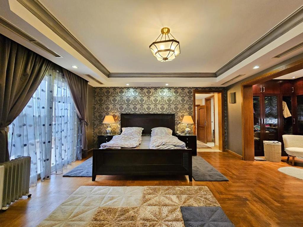 开罗Villa Al Mansouria的一间卧室设有一张床和一个大窗户