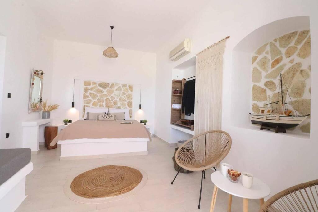 GalanádhonTouch Naxos Sunset的白色卧室配有床和桌椅