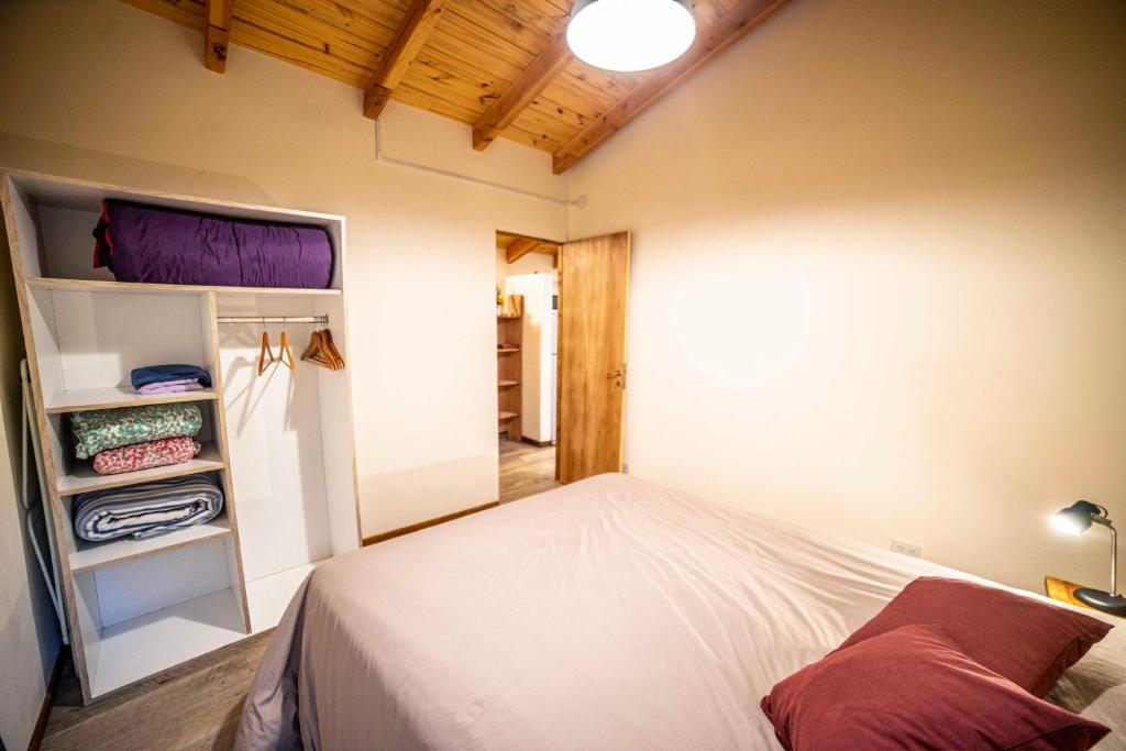 圣卡洛斯-德巴里洛切Casa en entorno de bosque, cerca de playas y cerros的一间卧室配有一张床和一个衣柜