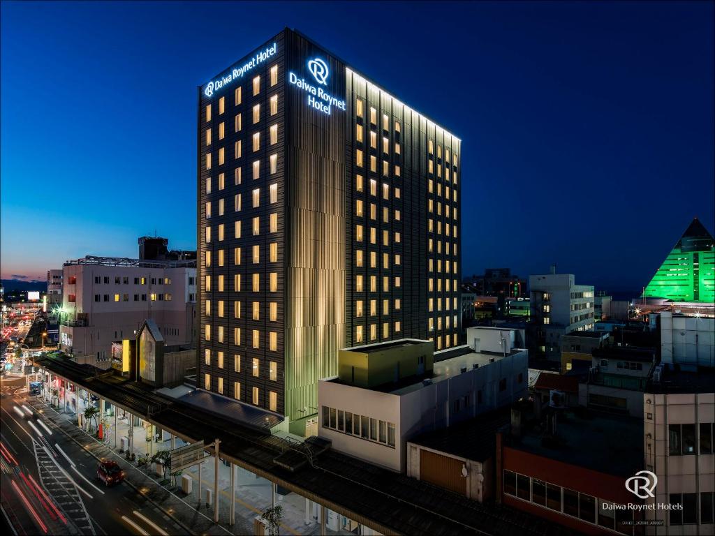青森Daiwa Roynet Hotel Aomori的一座高大的建筑,城市里灯火通明