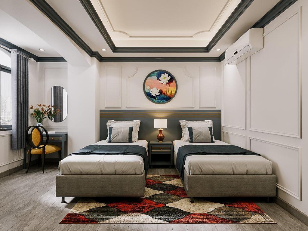 胡志明市Milestone Inn Hotel的一间卧室配有两张床和一张桌子