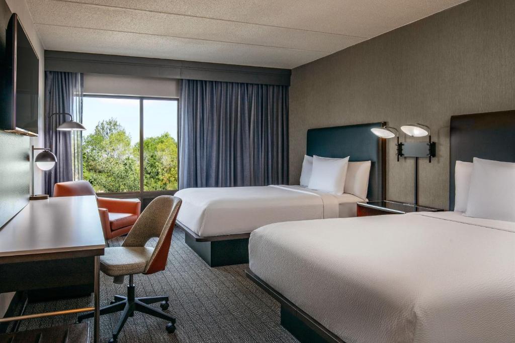 马尔伯勒波士顿莫尔伯勒万怡酒店的酒店客房配有两张床和一张书桌