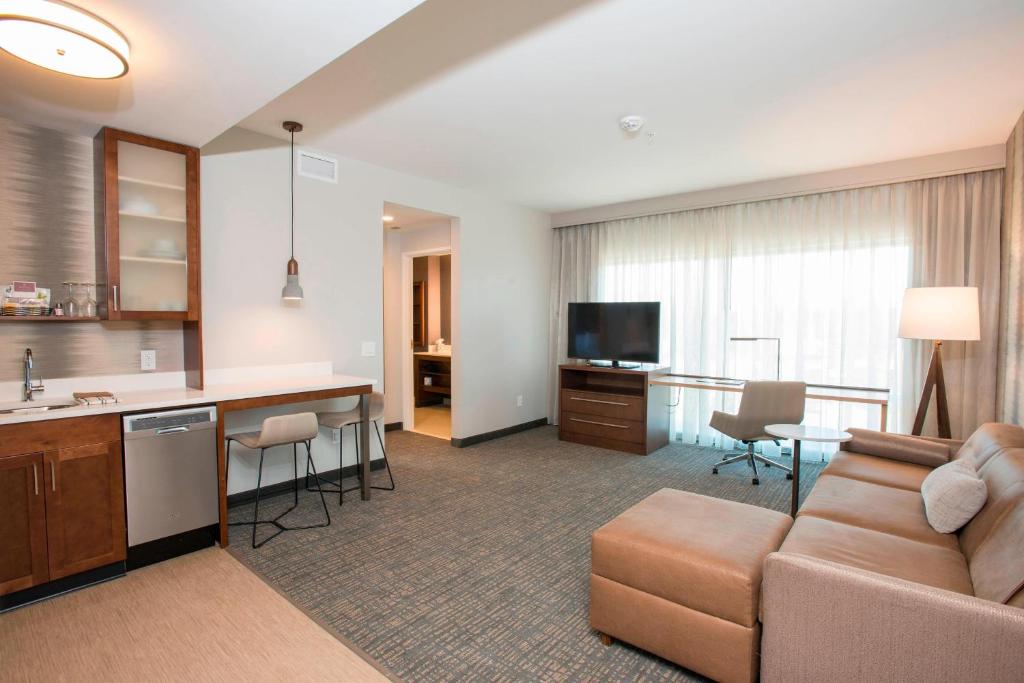 辛辛那提Residence Inn by Marriott Cincinnati Midtown/Rookwood的带沙发的客厅、厨房和电视