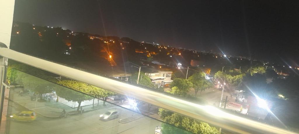巴耶杜帕尔Apartamentos sammtours的夜晚城市的顶部景色