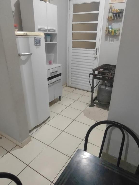 里贝朗普雷托Casa RibeirãoPreto的厨房配有冰箱和桌子