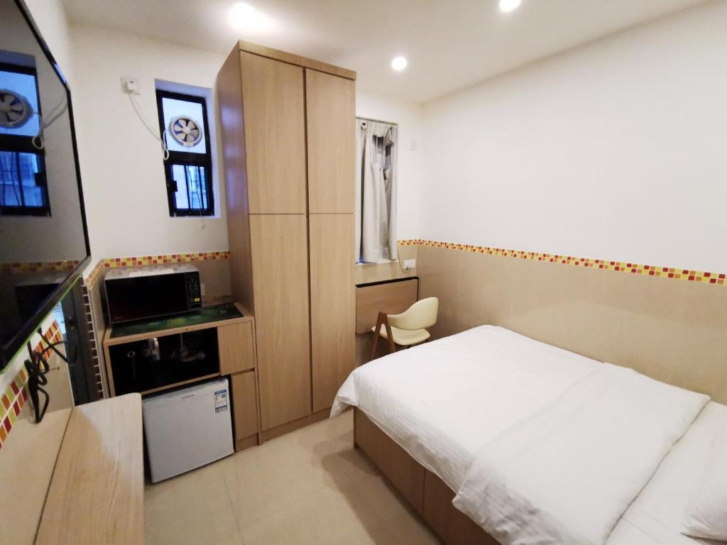 香港海都宾馆的一间带床和电视的小卧室