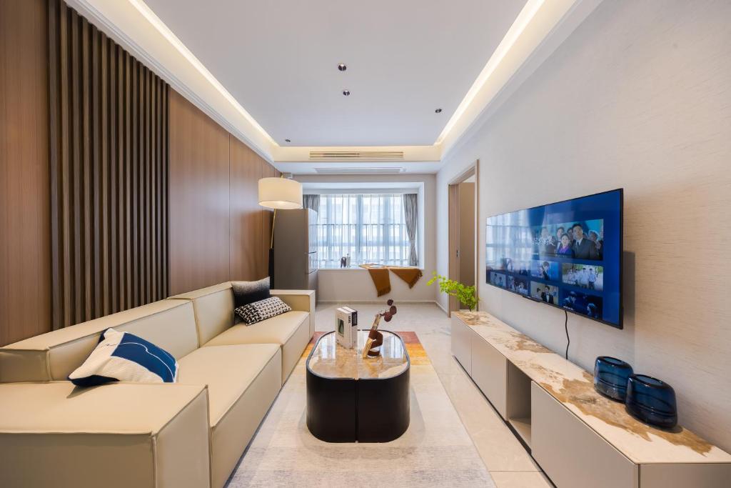 深圳玺客行政公寓酒店（深圳福田会展中心店）的带沙发和电视的客厅