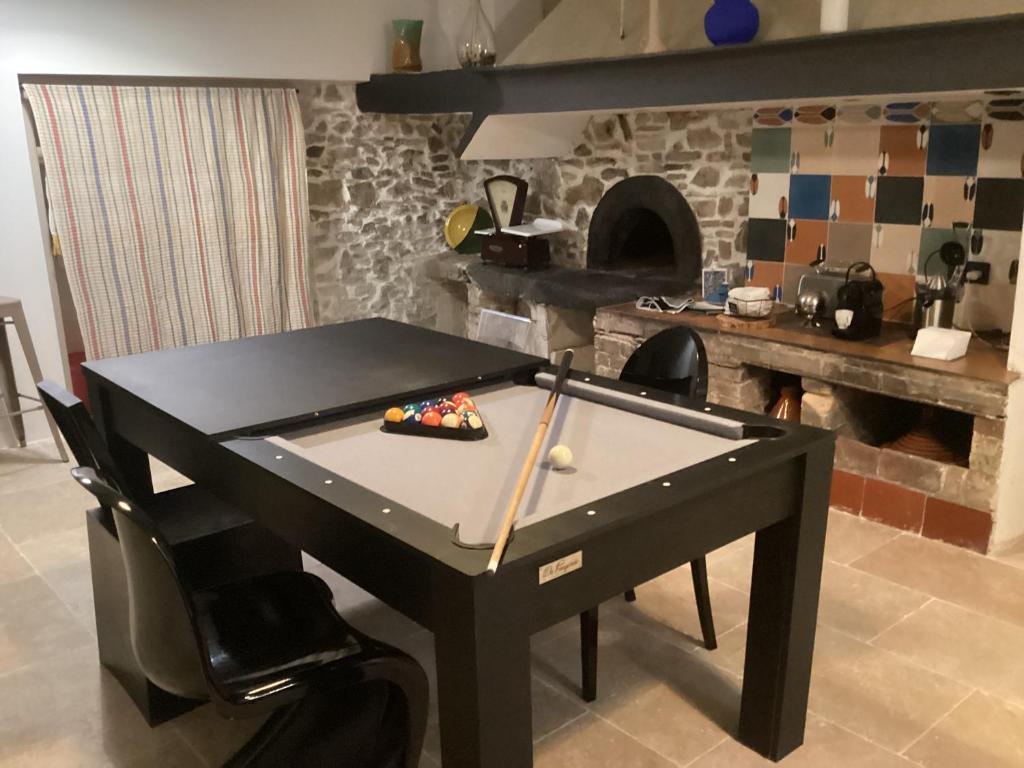 拉西约塔LOFT AUTHENTIQUE 3 STARS Terrasse VIEUX PORT的厨房中央的乒乓球桌