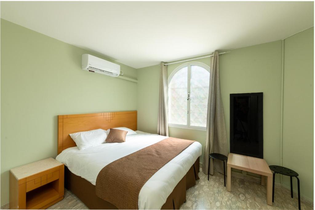 埃拉特Villa Li Eilat的带一张大床和一扇窗户的卧室