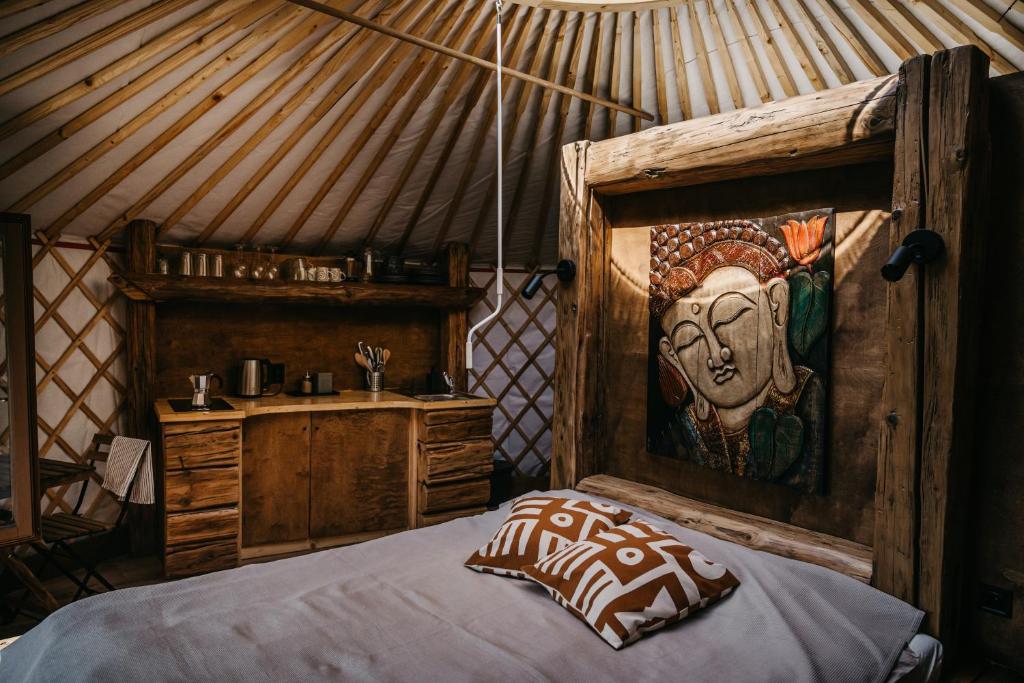 泽拜盖尼Jurta a Duna-parton的蒙古包内一间卧室,配有一张床